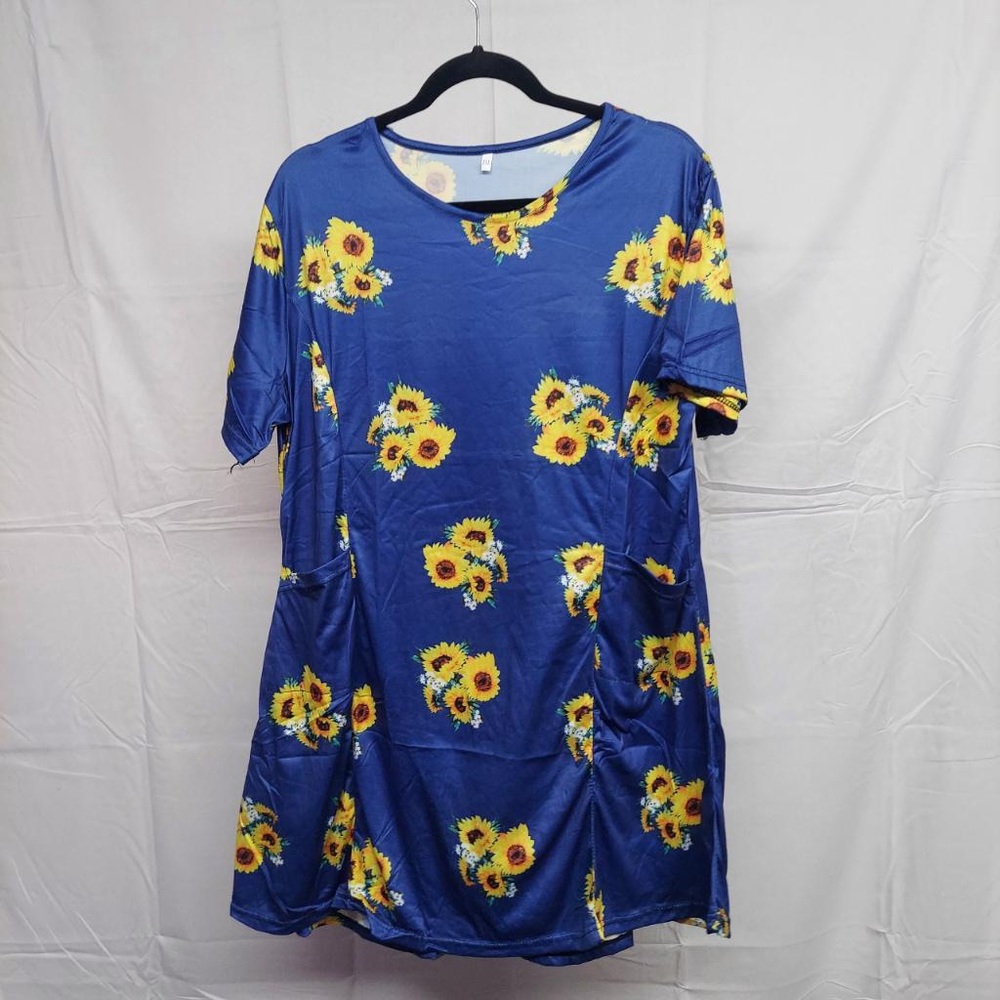 Women’s blue sunflower shirt. 2xl. NWOT. HAS POCKETS!!